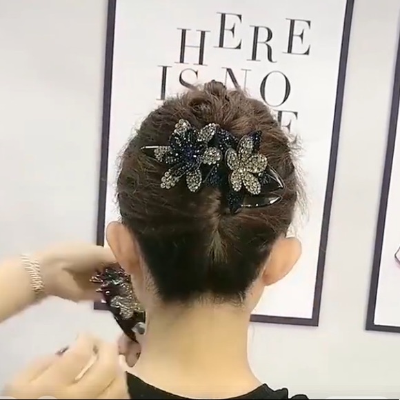 ❤️This hair clip is made with crystal and rhinestones and each one is homemade❤️ - Picture 2 of 2